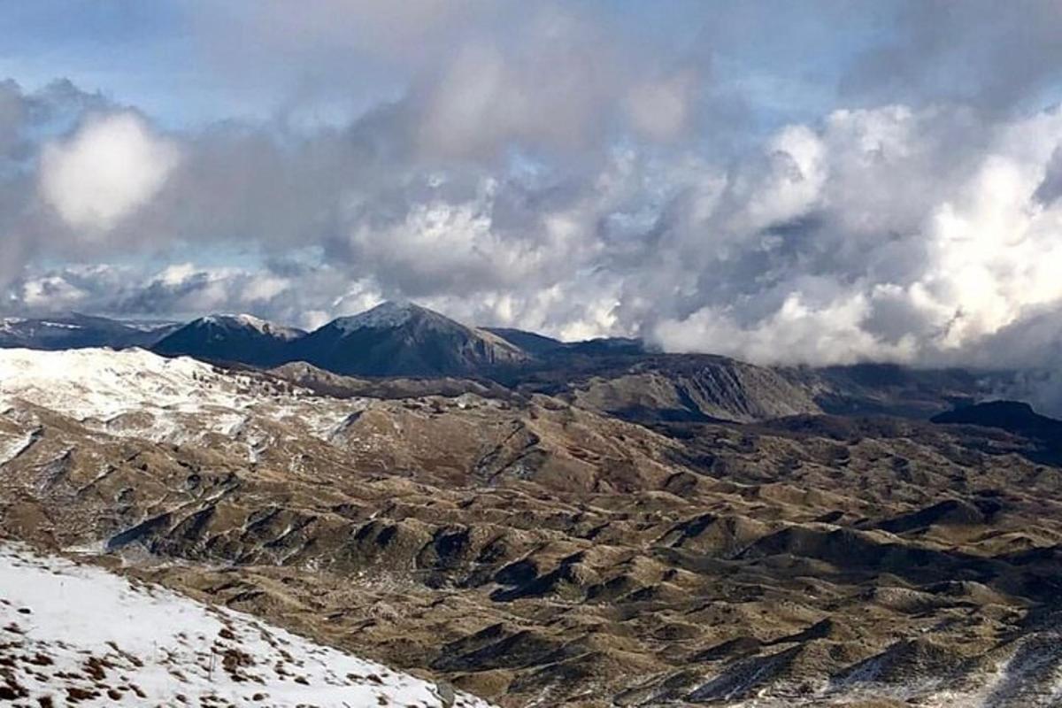vista aèria d'una muntanya amb neu i núvols