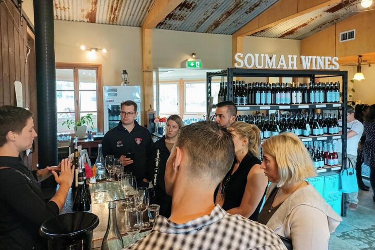 hópur fólks situr á bar með vínflöskur