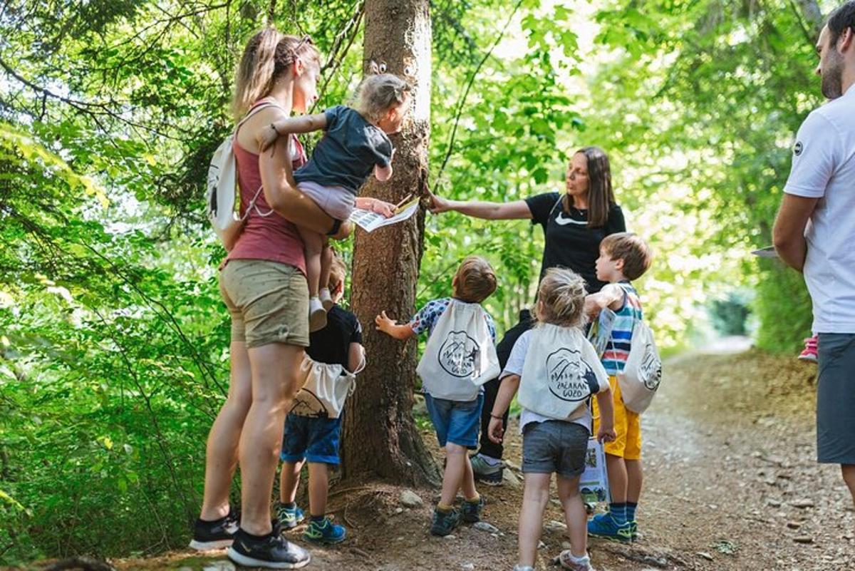 un gruppo di persone in piedi attorno a un albero