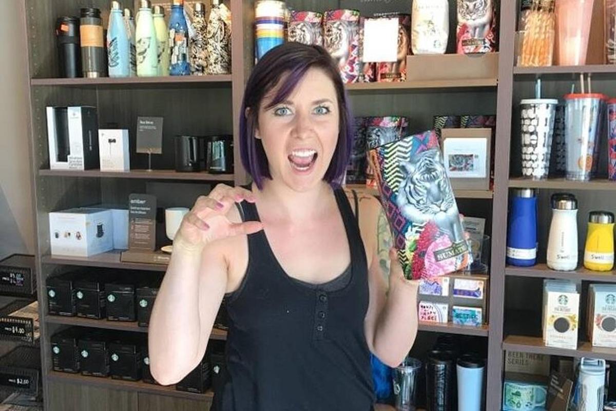 een vrouw die in een winkel staat met een tas in haar handen