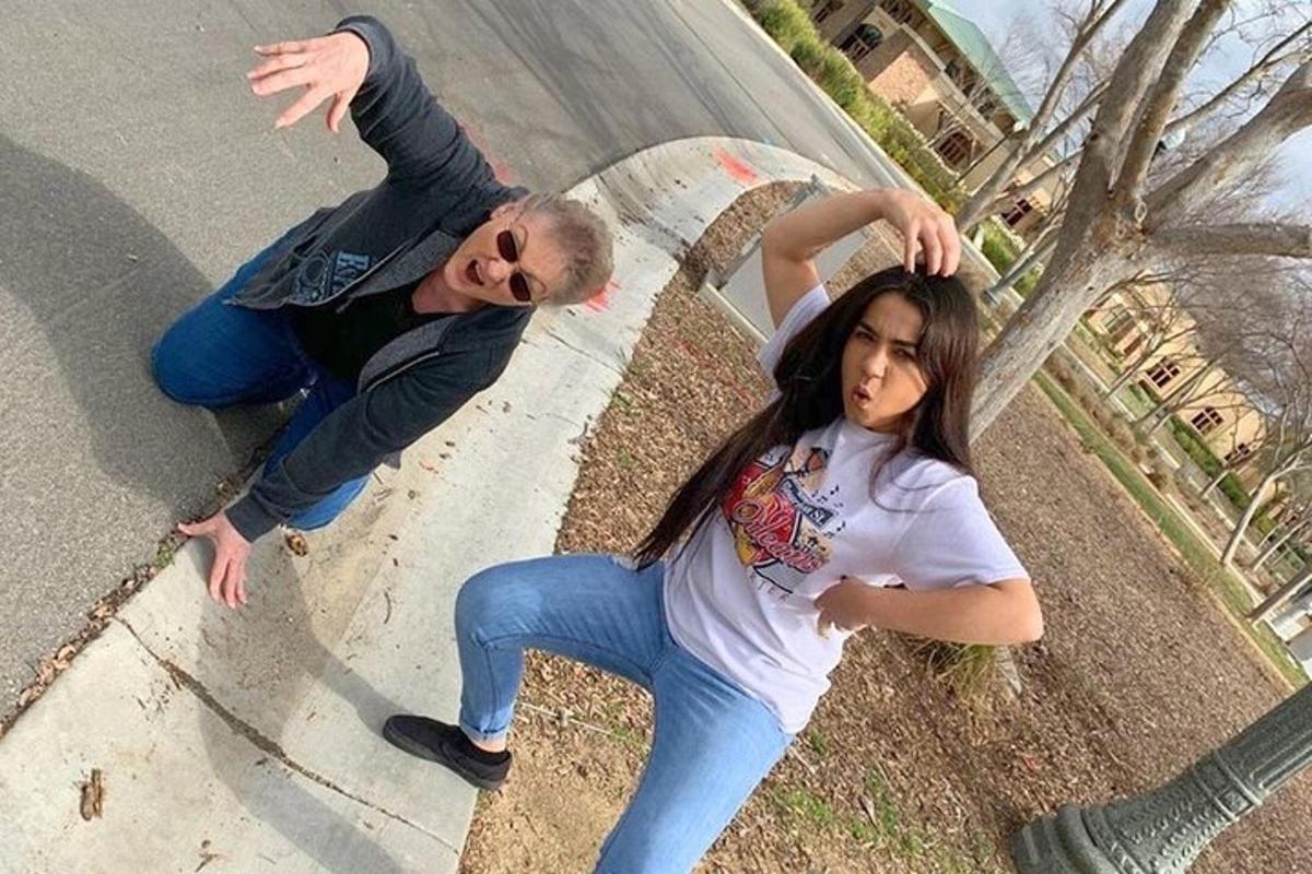un uomo e una donna posano per una foto