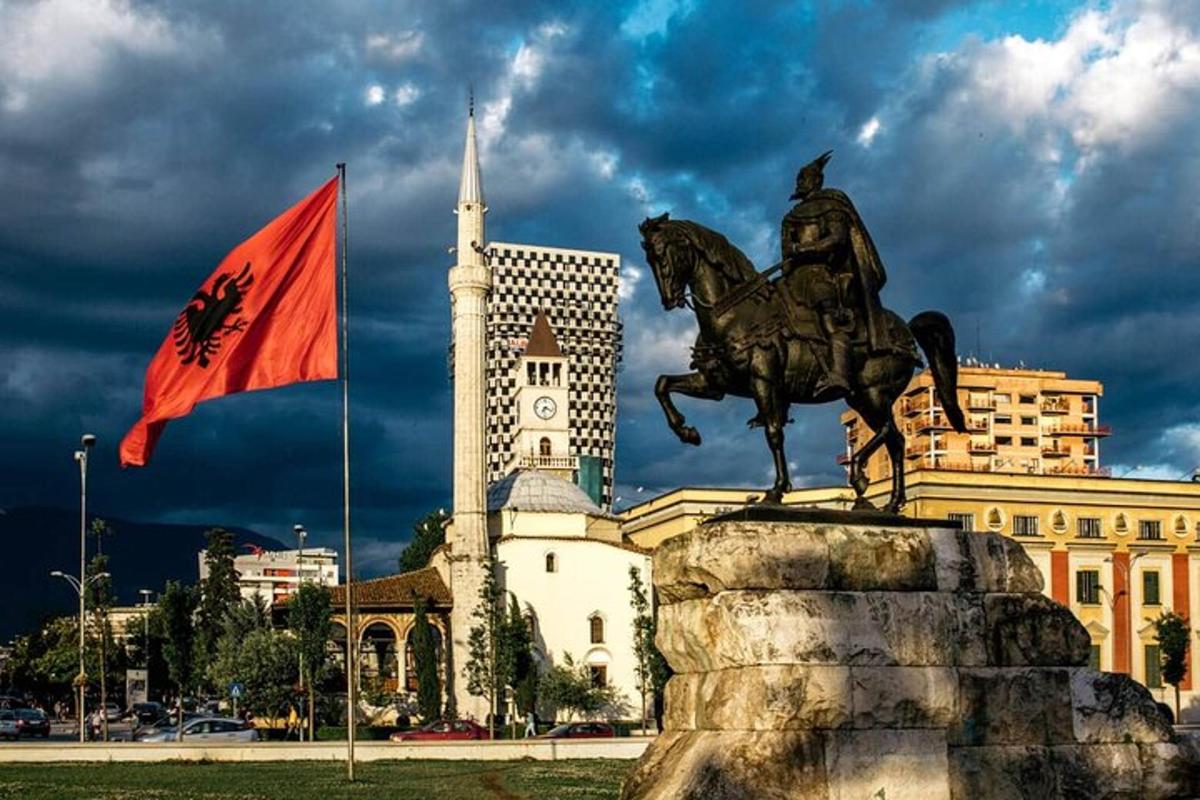 una bandera i una estàtua de cavall davant d'un edifici