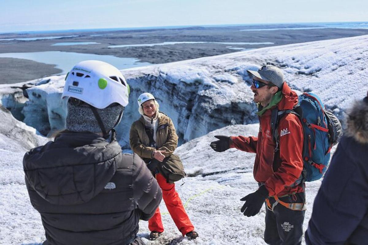 um grupo de pessoas em pé no topo de uma montanha