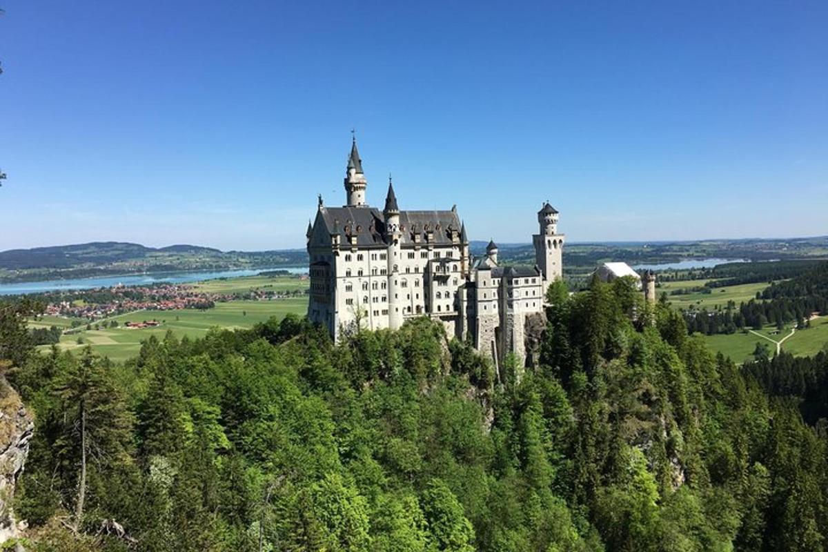 un castel așezat pe vârful unui munte