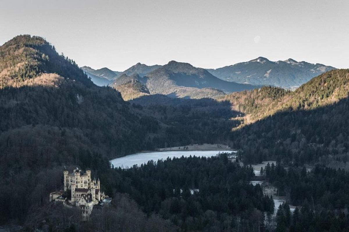un castel în mijlocul unui munte cu un lac