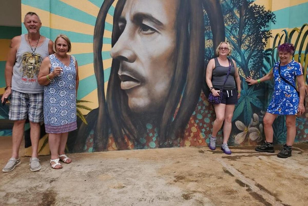 un grup de persones dempeus davant d'un mural