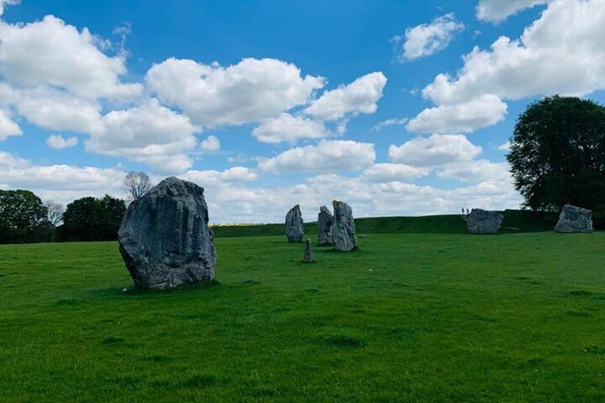 eine Gruppe großer Felsen auf einem Feld