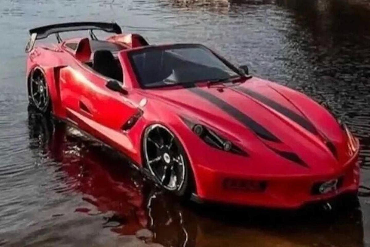 červené auto stojí ve vodě