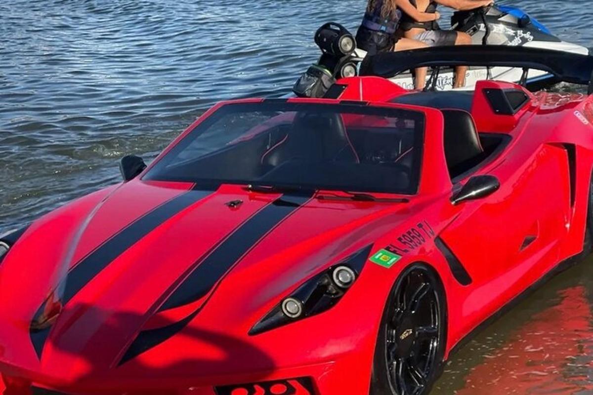 červené RC auto zaparkované na vodě