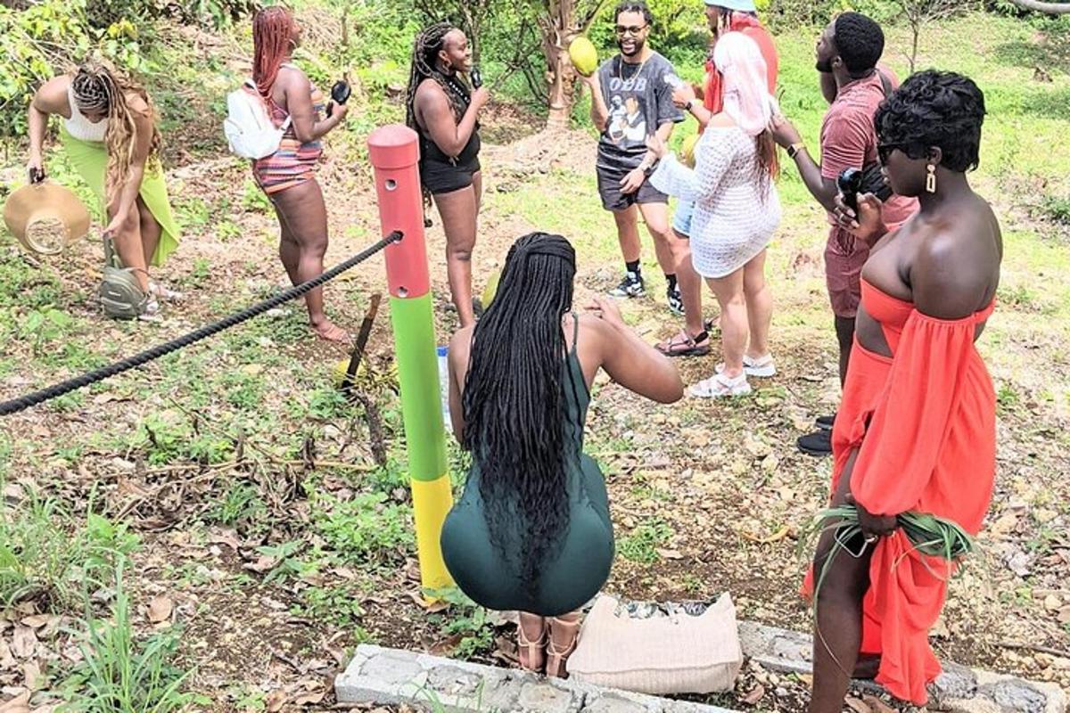 un gruppo di persone in piedi in un campo che gioca a baseball