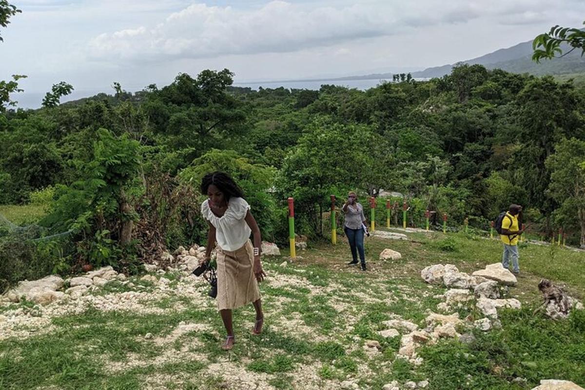 una donna che cammina in un campo con persone sullo sfondo