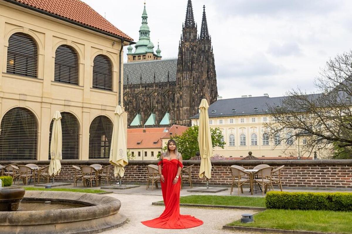 žena v červených šatech stojící před budovou