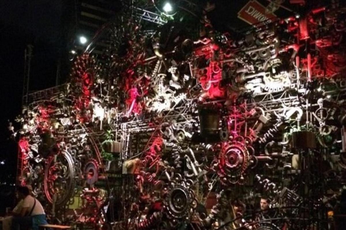 een grote kerstboom met rode en witte lampjes