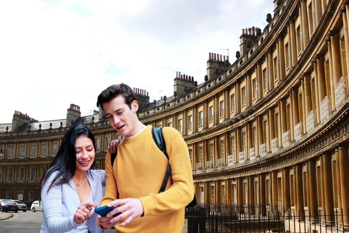 mees ja naine vaatavad hoone ees mobiiltelefoni
