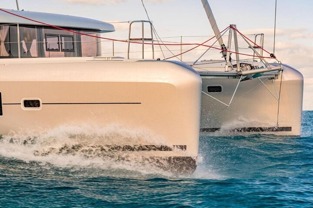 una barca bianca è nell'acqua