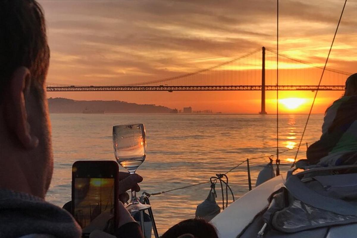 una persona che scatta una foto del tramonto su una barca