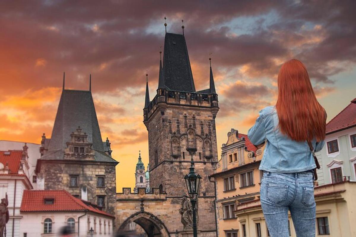 ženska z rdečimi lasmi, ki gleda staro stavbo