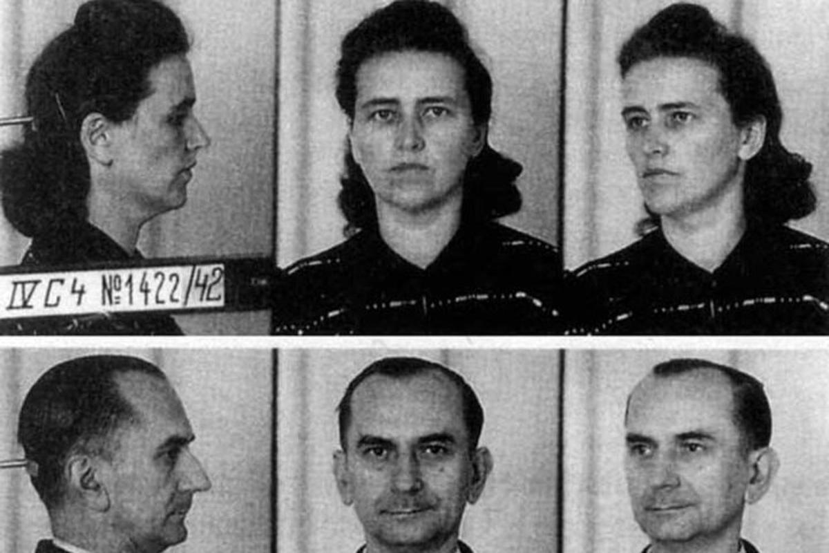 tri fotografie muža pred zrkadlom