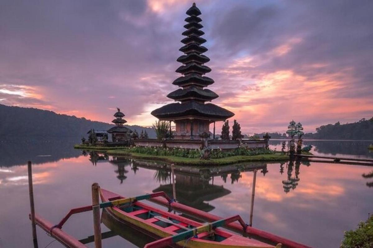pagoda na wyspie na wodzie z łódką
