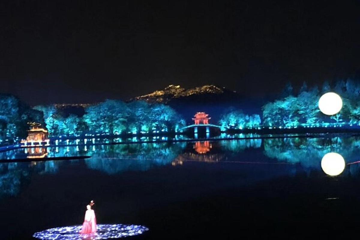 Una mujer con un vestido parada en el agua por la noche.
