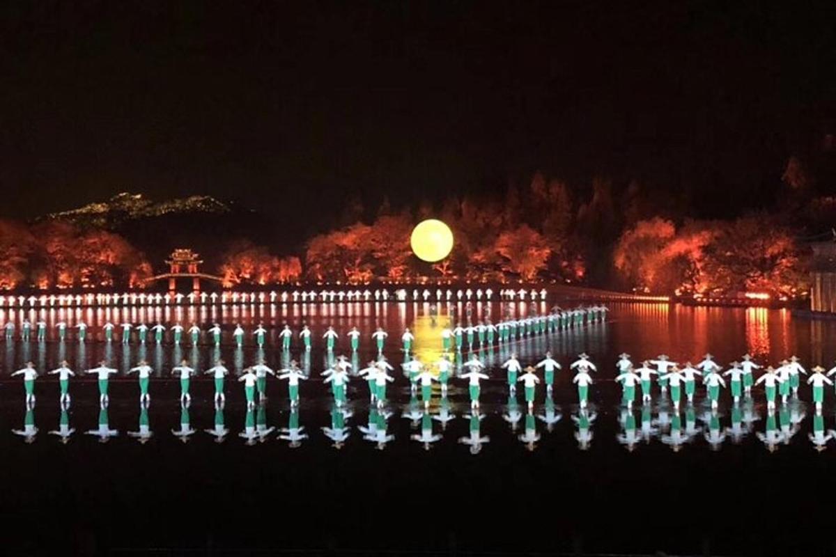 Una valla con luces en el agua por la noche.