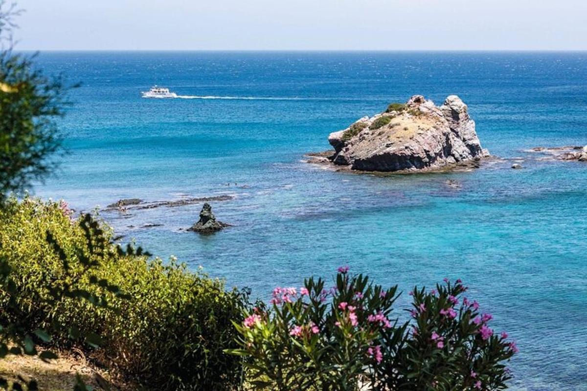 una vista de l'oceà amb un vaixell a l'aigua