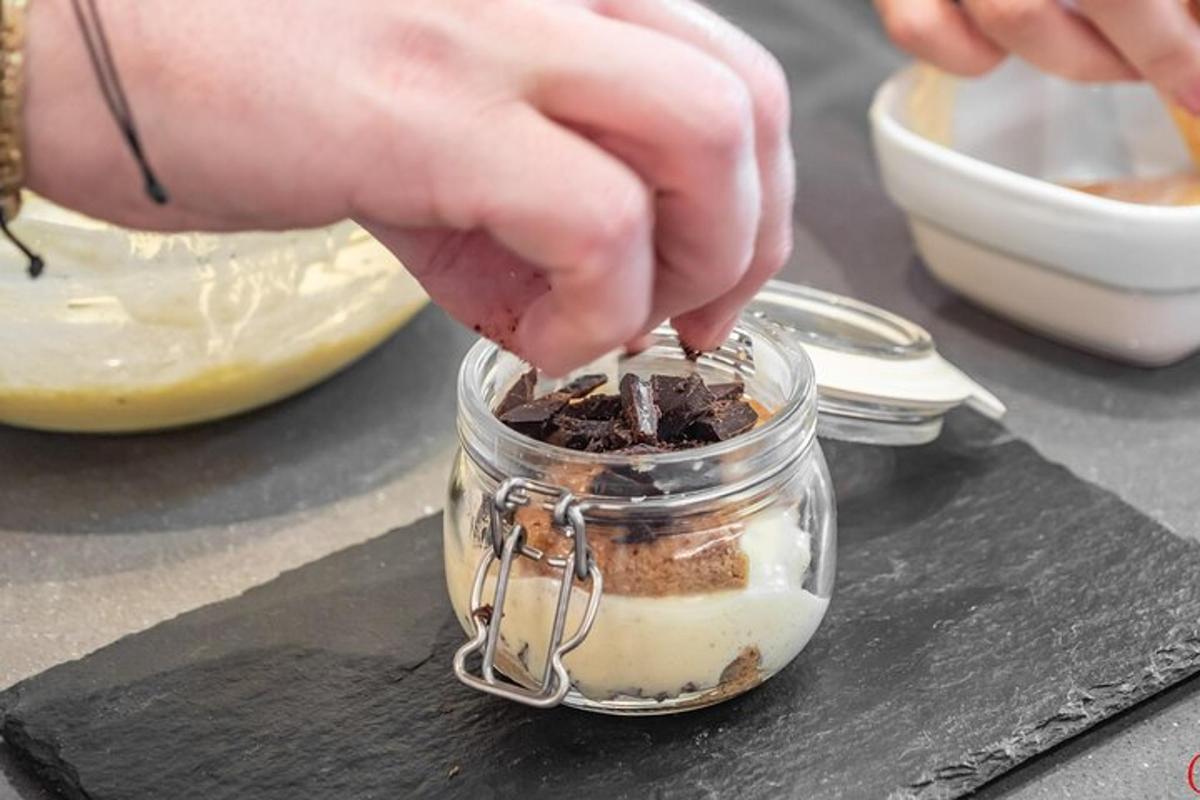 una persona que pone chocolate en un frasco de comida