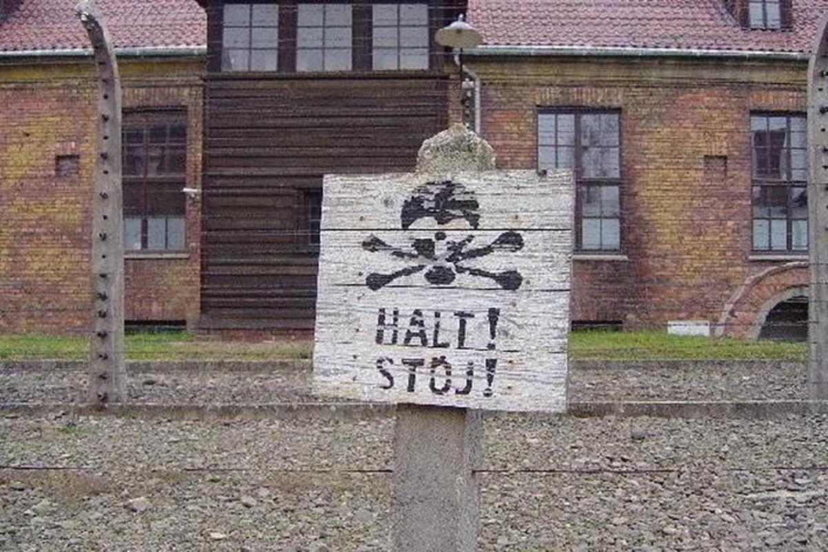 značka pred domom so značkou stop