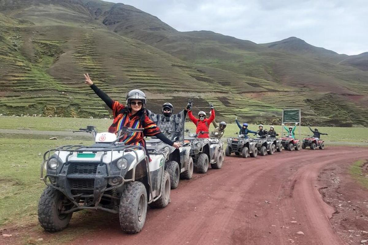 un gruppo di persone che guidano quad su una strada sterrata