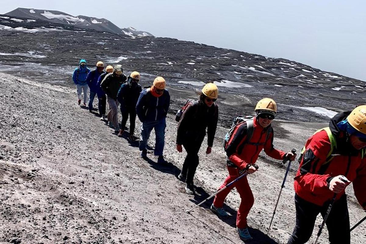 un grupo de personas subiendo una montaña