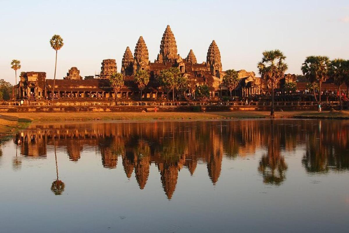 Un templo con su reflejo en un cuerpo de agua.