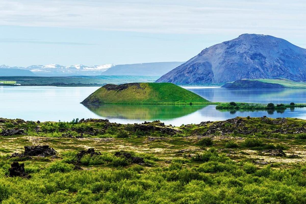 Un gran cuerpo de agua con una montaña al fondo