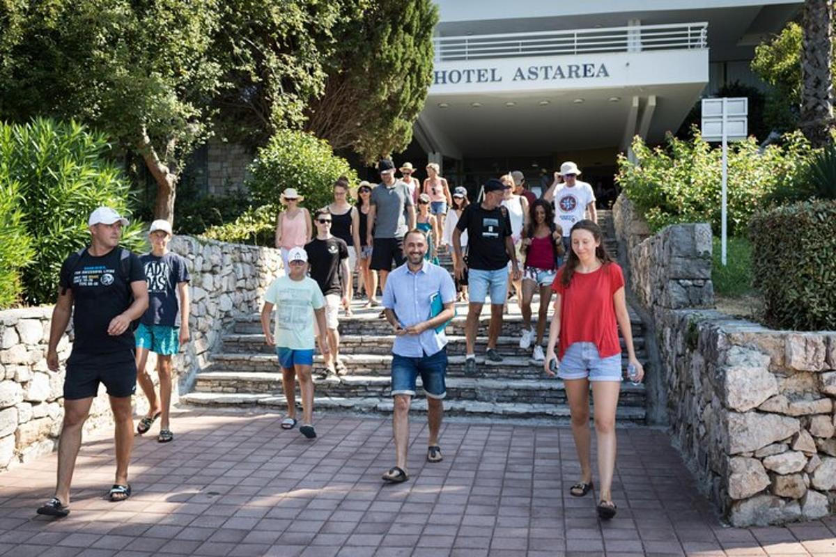 grupp inimesi, kes kõnnivad hoone trepist üles
