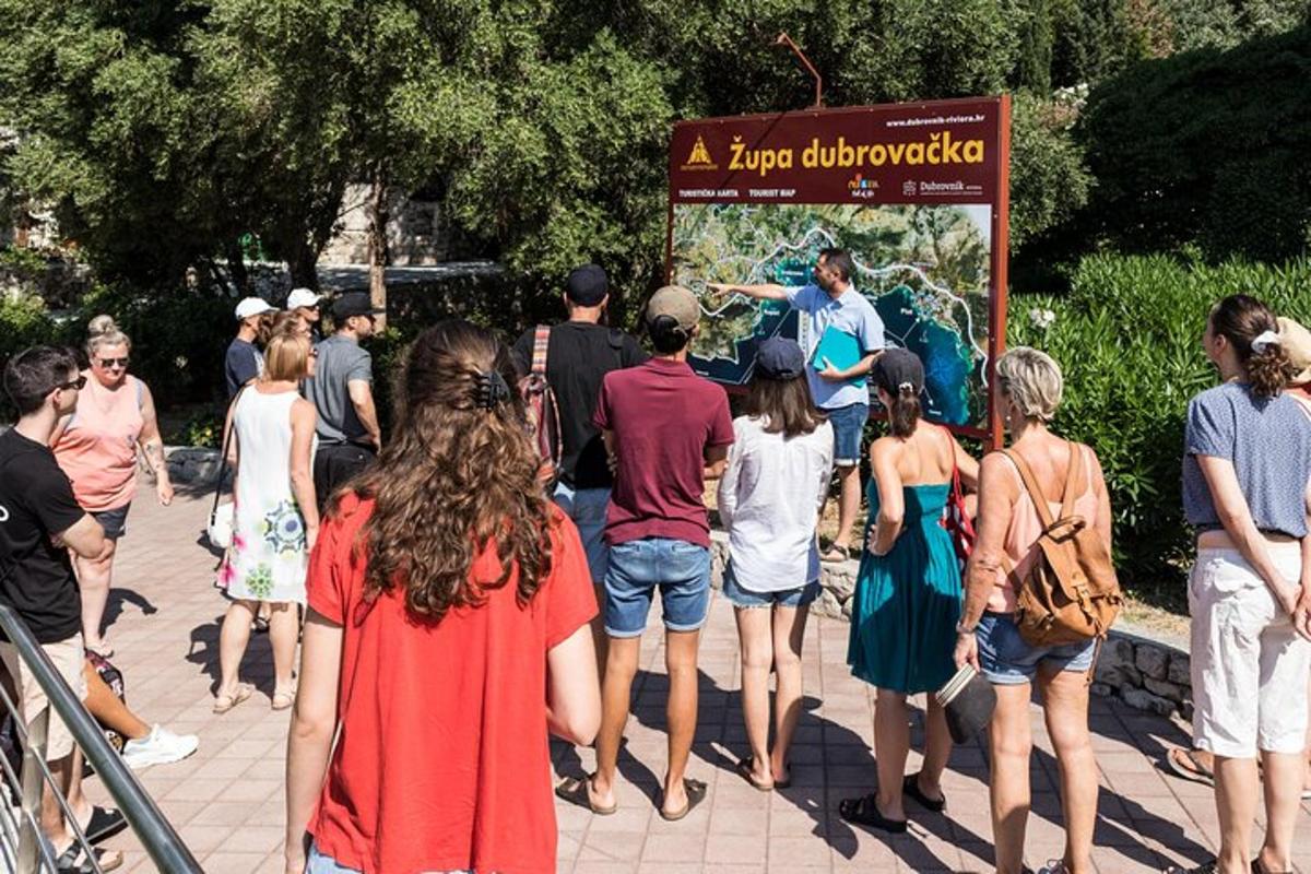 grupp inimesi, kes seisavad sildi ümber