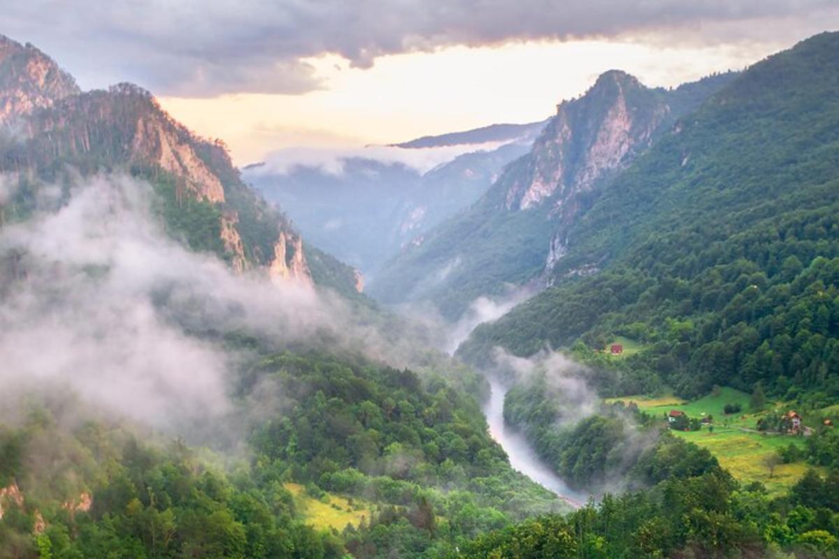một thung lũng sương mù với một con sông trên núi