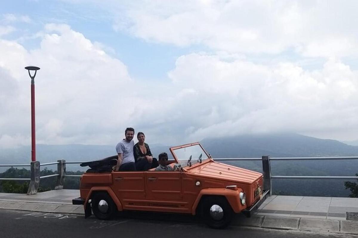grupp inimesi istub vanas autos