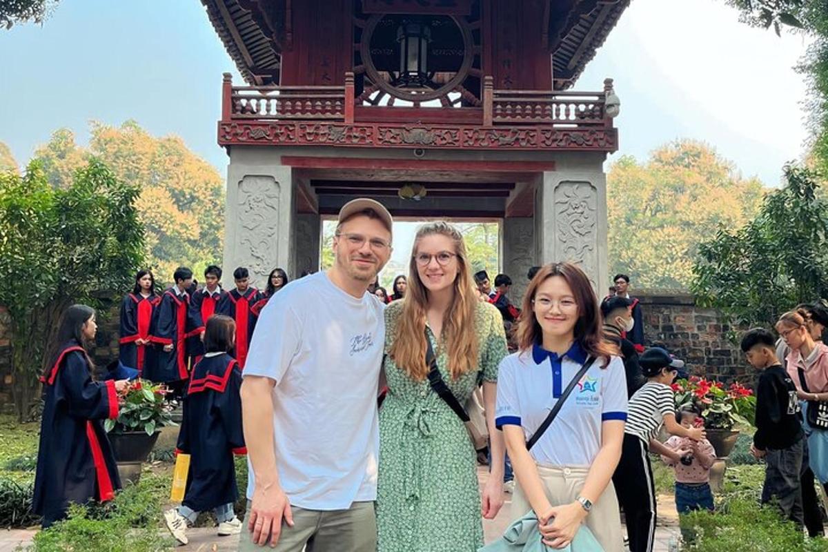 一群人站在一栋建筑物前