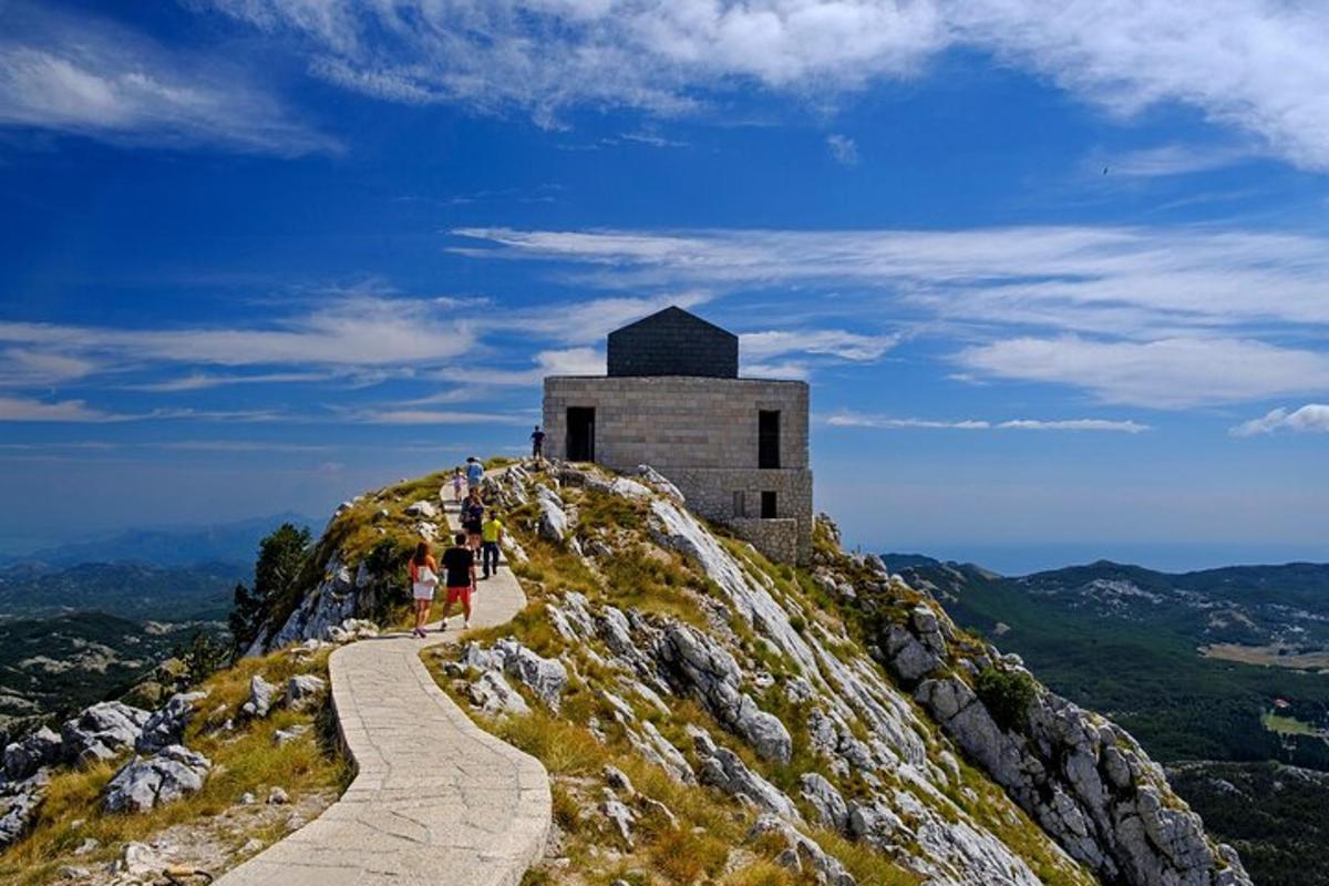 skupina lidí stojící na vrcholu hory