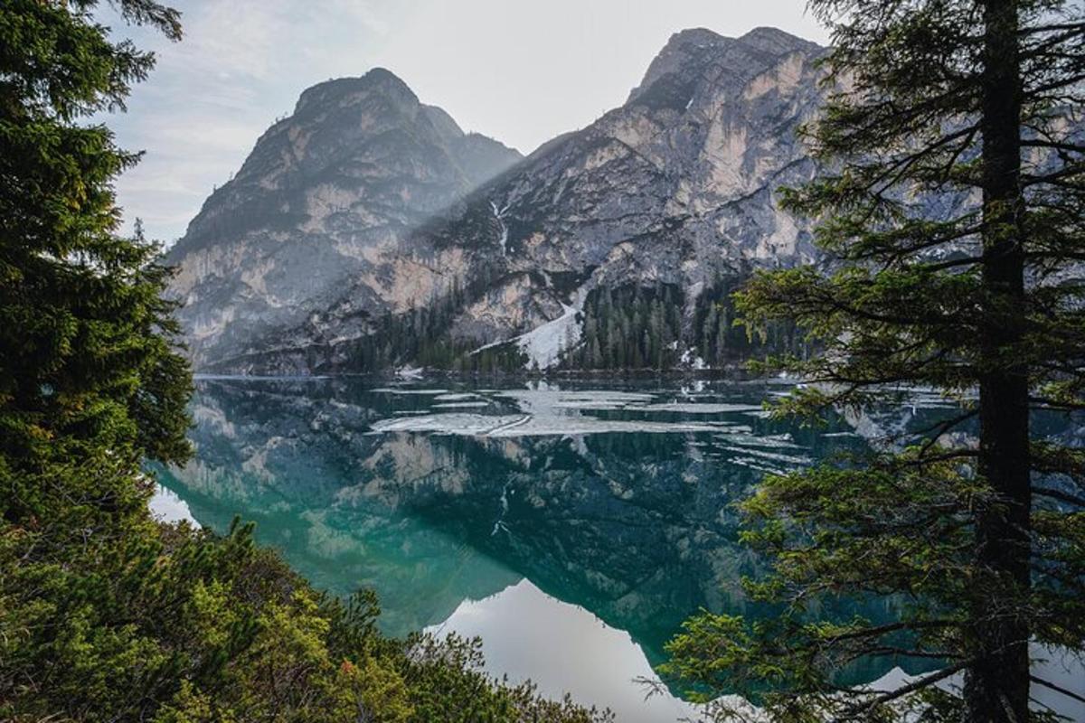sebuah danau di tengah gunung