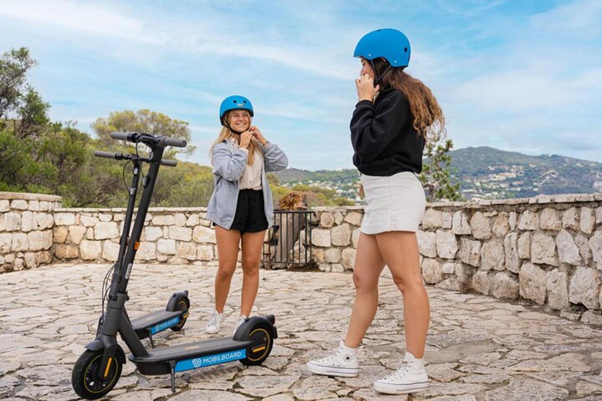 ženska, ki se pogovarja po mobilnem telefonu poleg skuterja