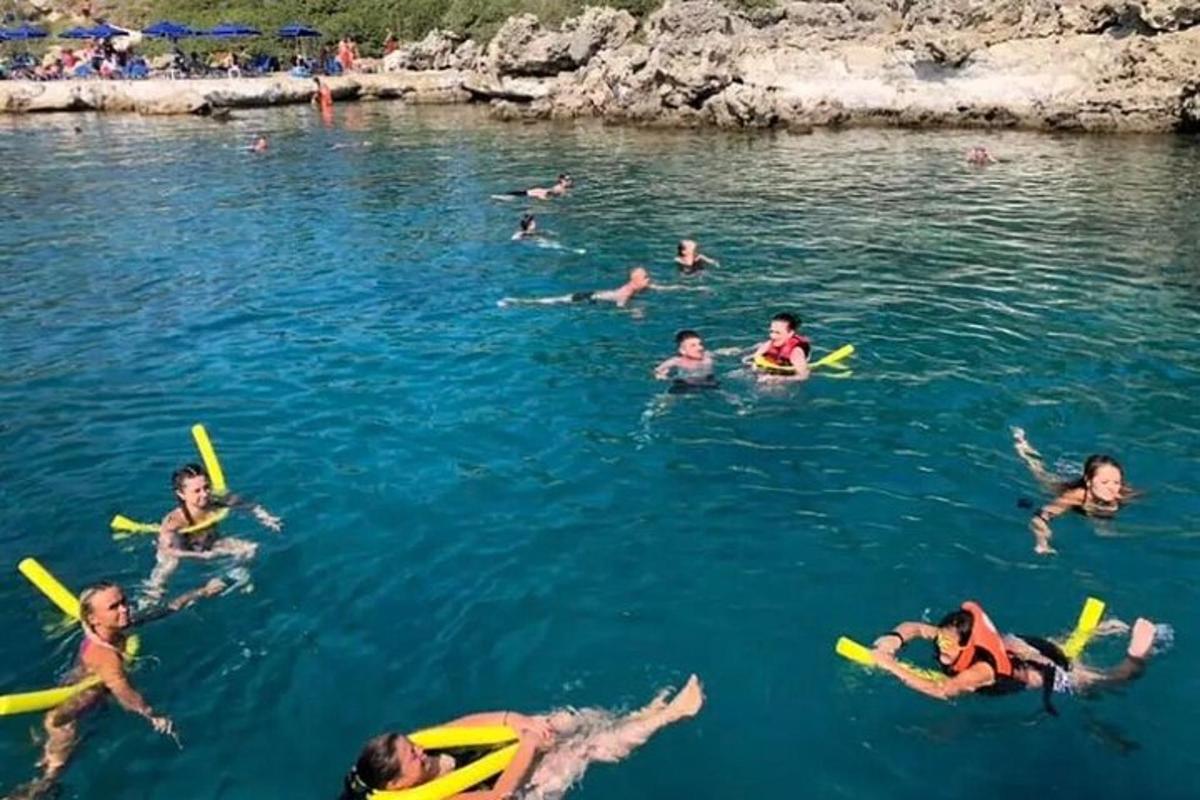 skupina lidí plavajících ve vodě