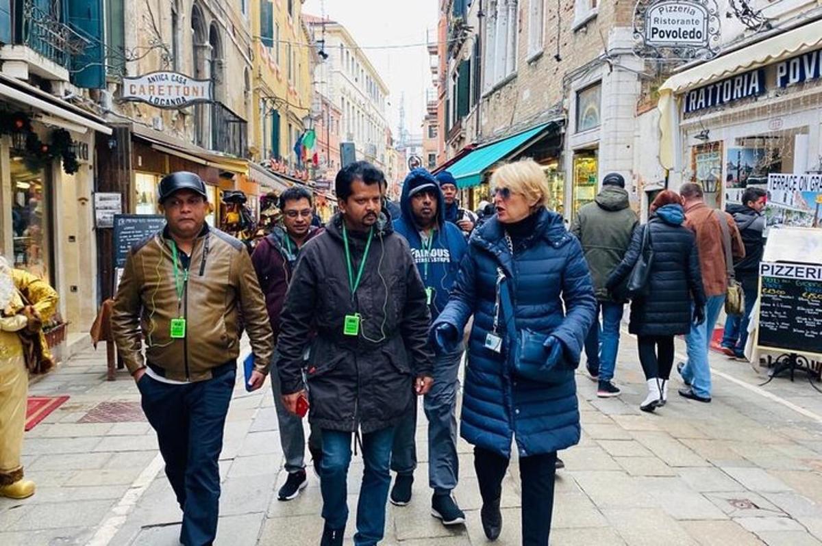 um grupo de pessoas caminhando por uma rua