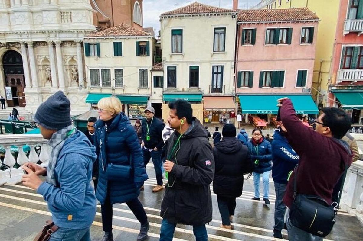 um grupo de pessoas atravessando uma rua em uma cidade