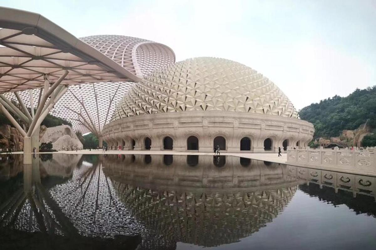 水面に映る大きな建物