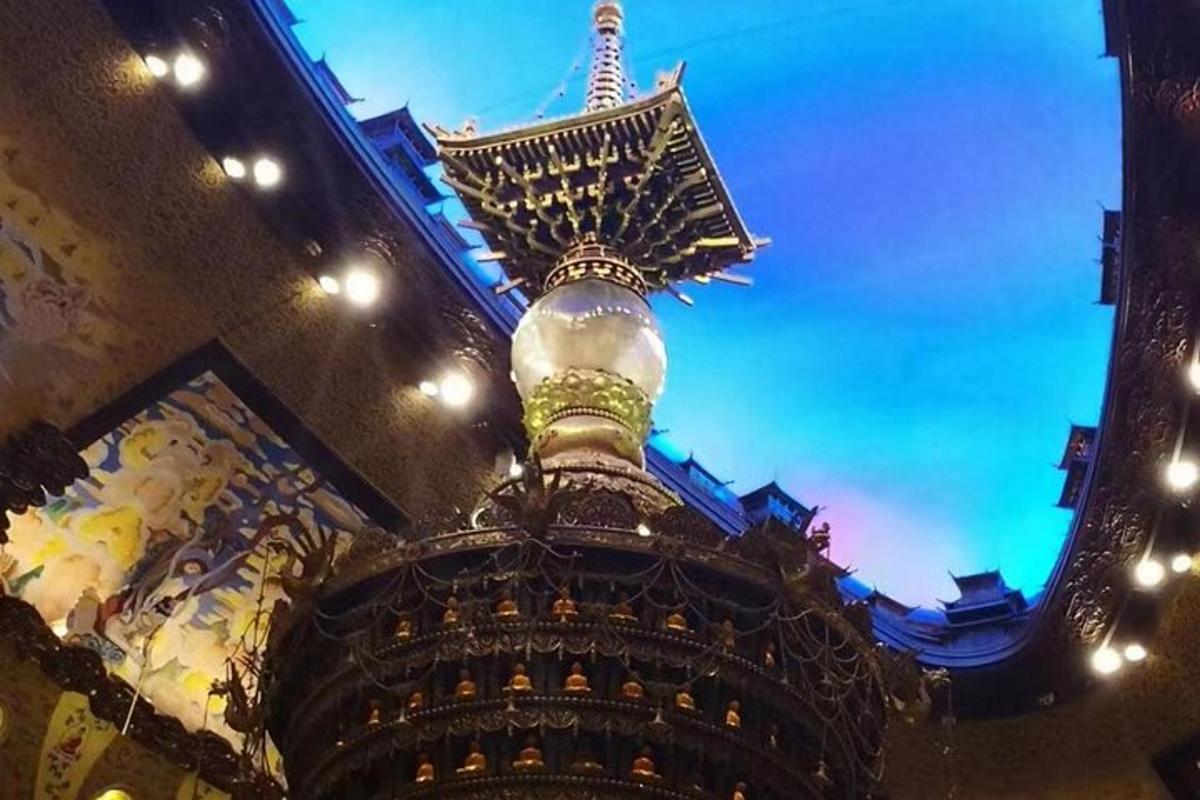 una llum que penja del sostre d'un edifici