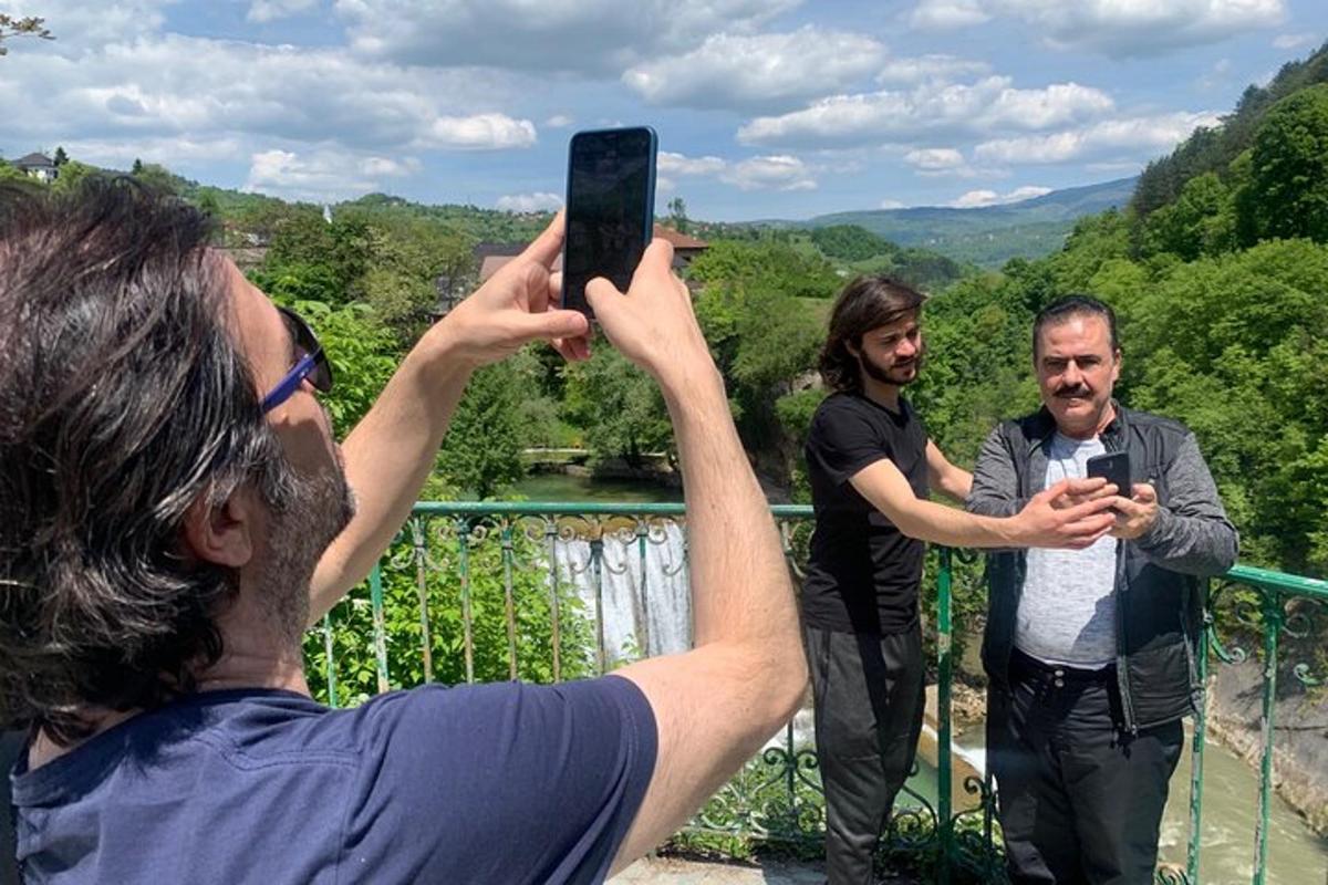um homem tirando uma foto com seu celular