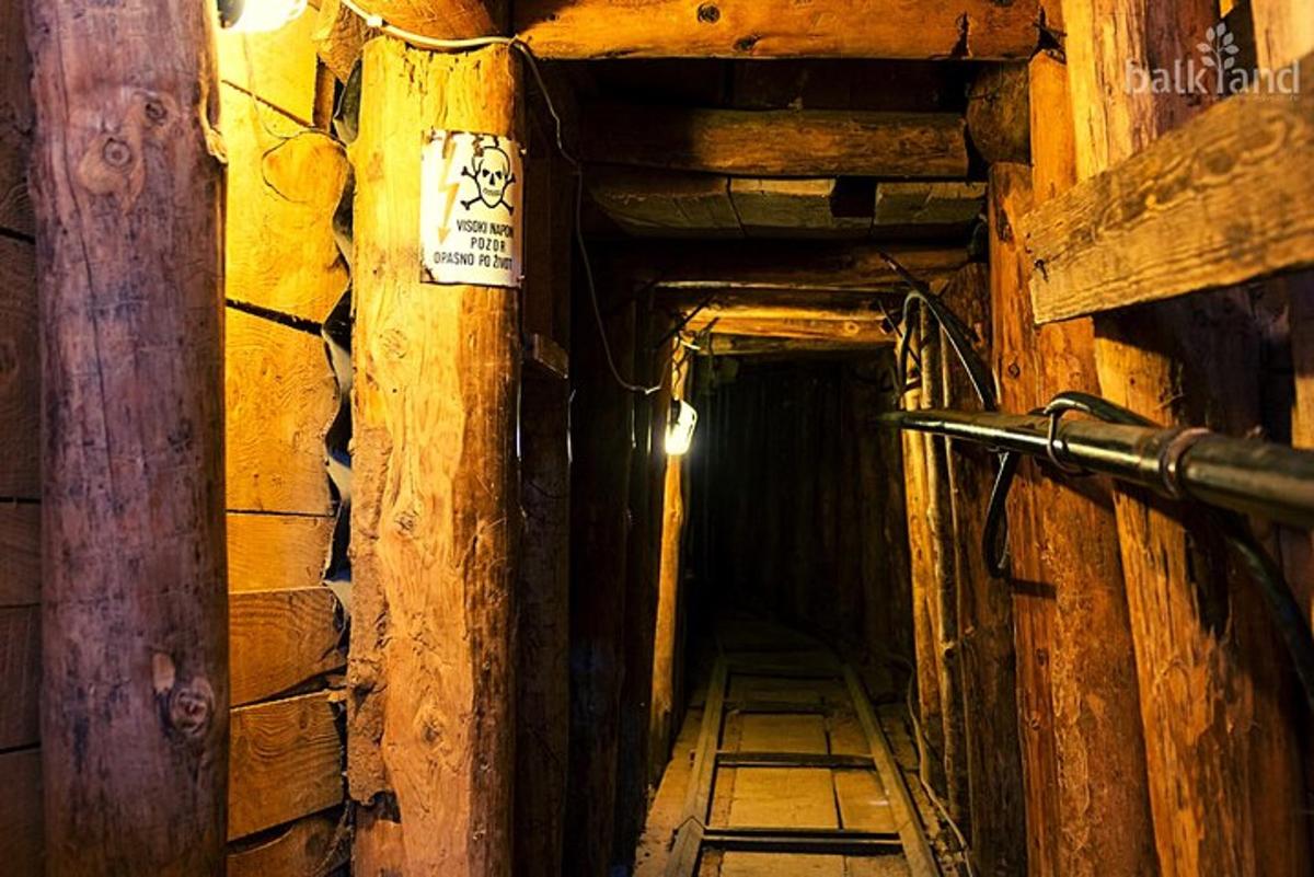 dolg temen tunel z znakom na njem