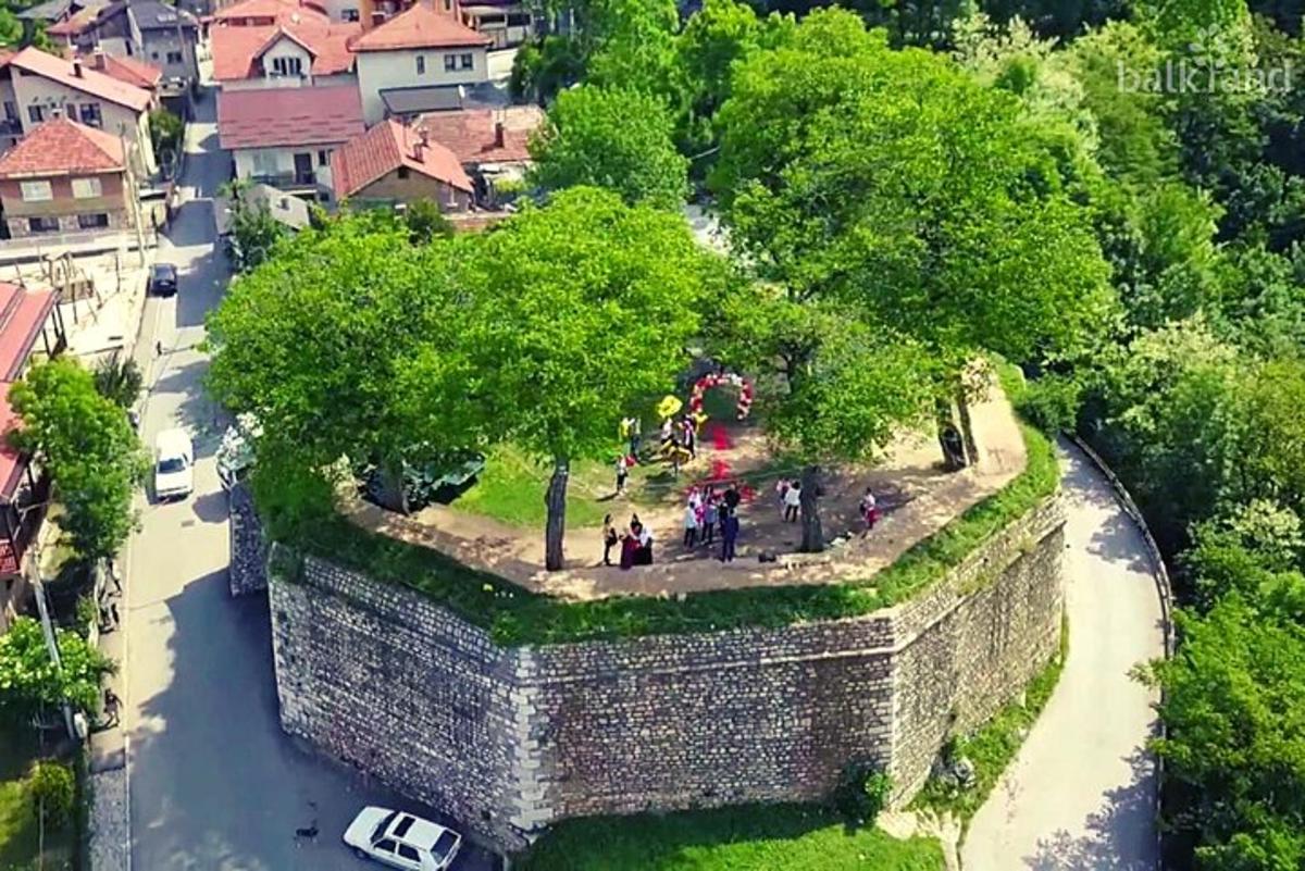 pogled od zgoraj na park na kamnitem zidu