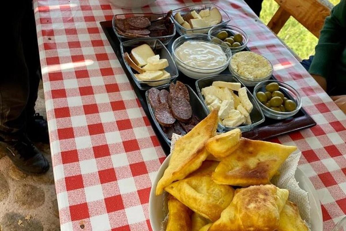 un tavolo con un piatto di cibo su una tovaglia a quadri