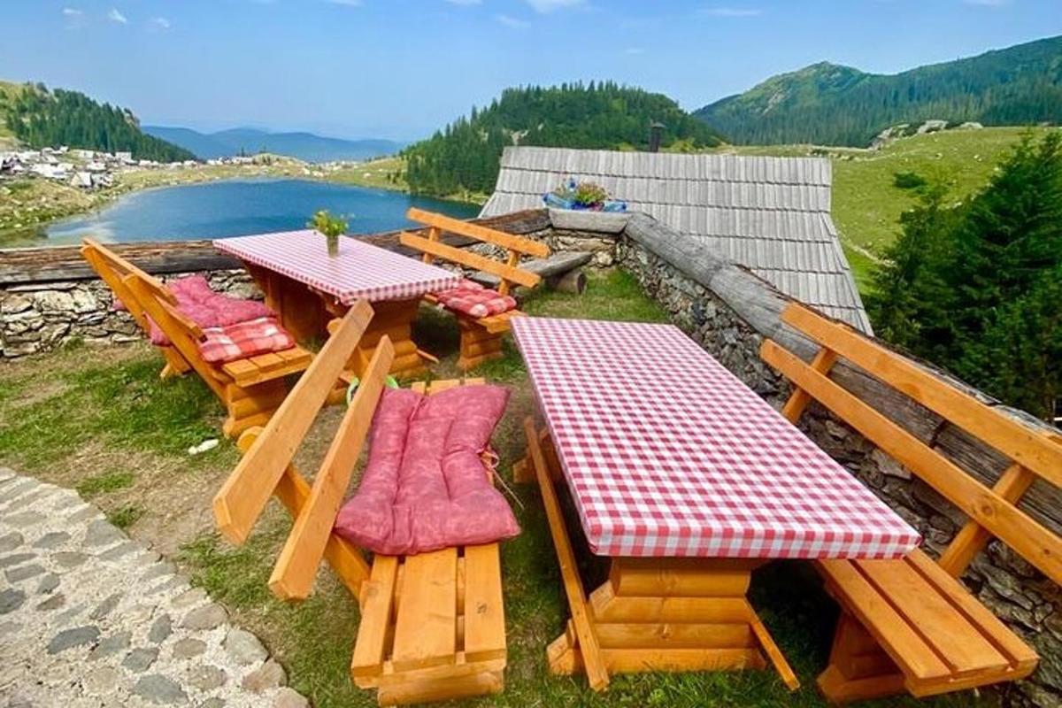 un tavolo da picnic e sedie con vista sul lago